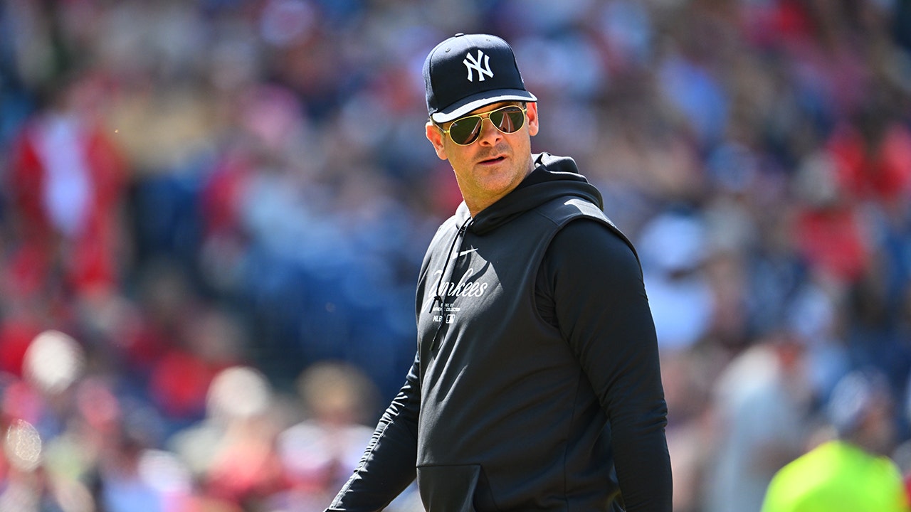 yankees-manager-aaron-boone-defends-center-fielder-after-lackadaisical-effort-leads-to-brutal-error