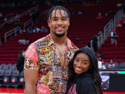 simone-biles’-husband,-jonathan-owens,-is-missing-training-camp-to-watch-his-wife-at-the-olympics-here’s-a-timeline-of-their-4-year-relationship.