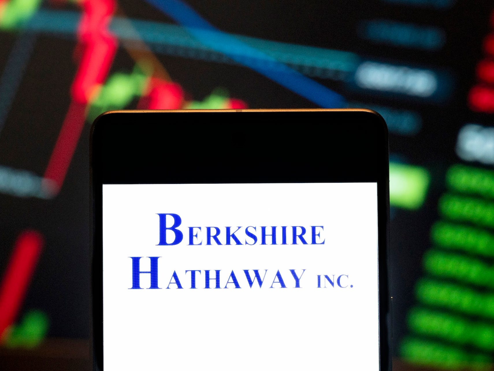 berkshire-hathaway-is-sitting-on-almost-$280-billion-in-cash-after-slashing-its-apple-stake-in-half