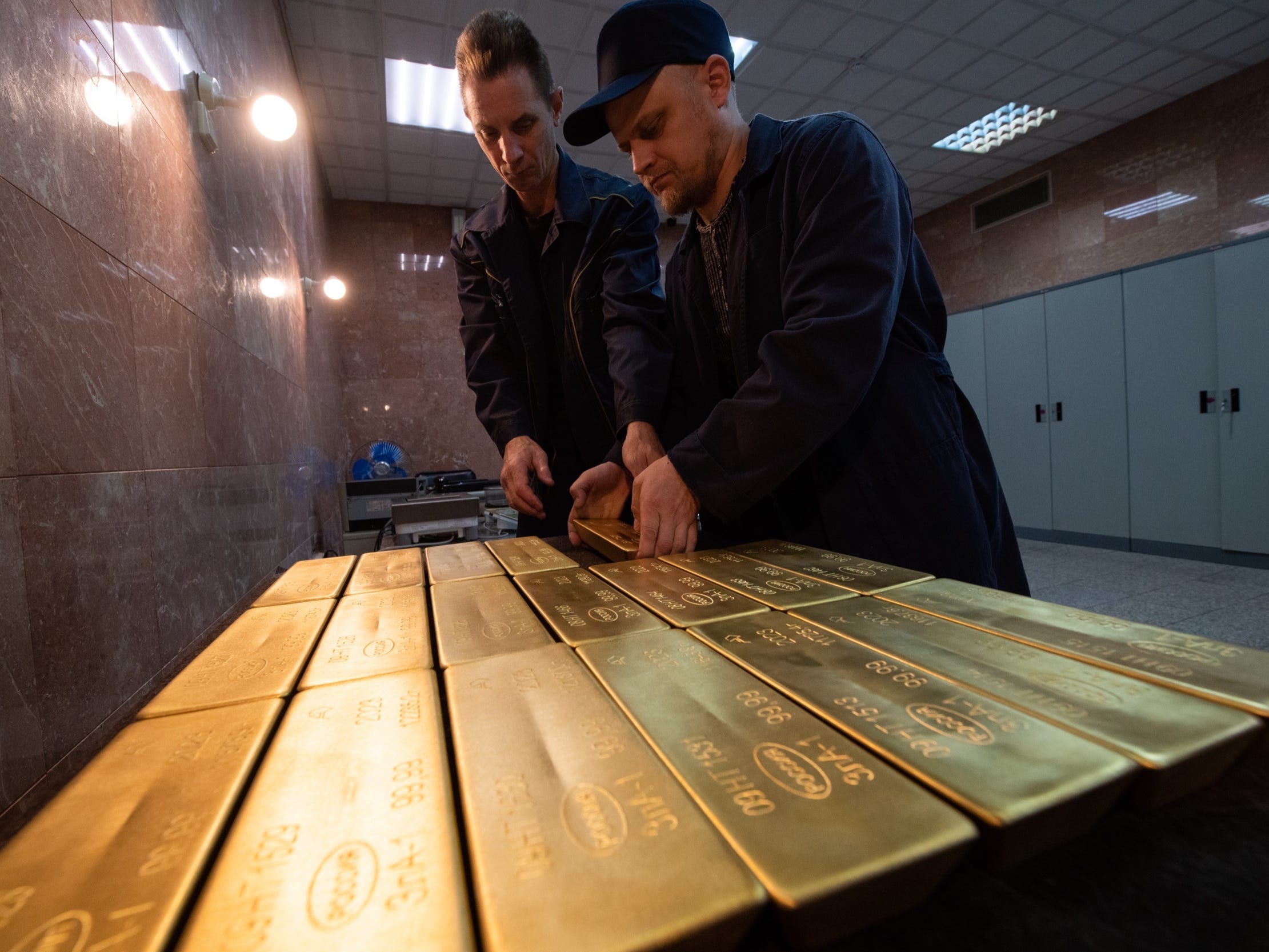 the-ultra-rich-who-own-$1-million-gold-bars-probably-aren’t-focused-on-profits-amid-soaring-gold-prices,-experts-say